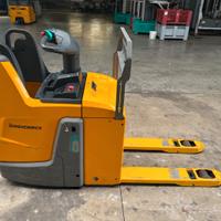 Traspallet elettrico Jungheinrich con pedana
