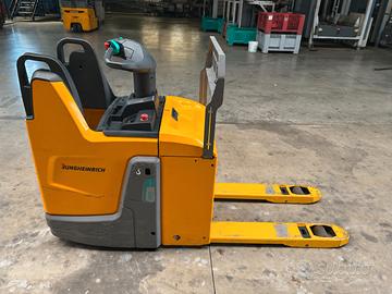 Traspallet elettrico Jungheinrich con pedana