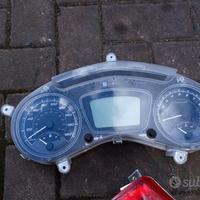 MP3 Sport 300 2020 : faro km sella pinza forcella