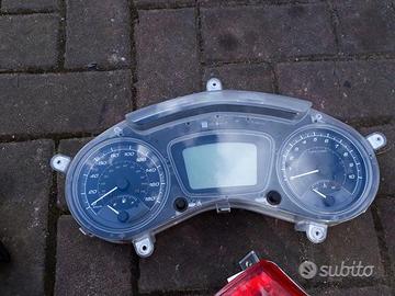 MP3 Sport 300 2020 : faro km sella pinza forcella