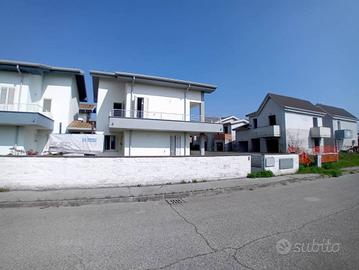 Villa di 150 m² con 4 locali e box auto a Ostellat