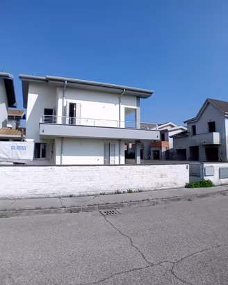 Villa di 150 m² con 4 locali e box auto a Ostellat