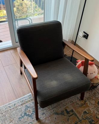 Poltrona vintage in tessuto grigio e legno