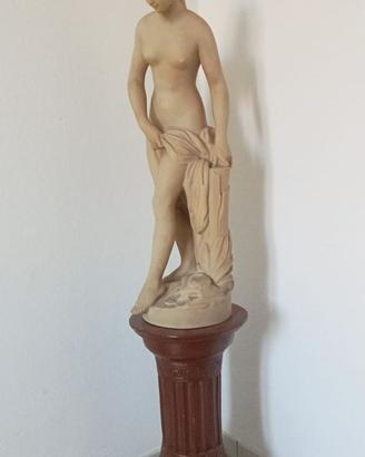 Statua Venere classica con colonna