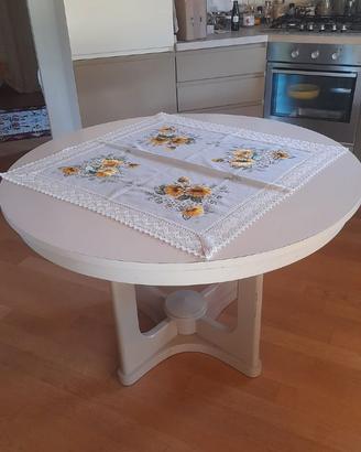 Tavolo in legno rotondo