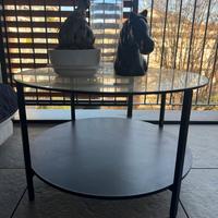 Tavolino da salotto moderno con piano in vetro