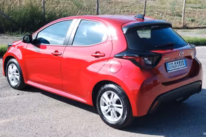 Mazda2 Hybrid CV - Toyota Yaris