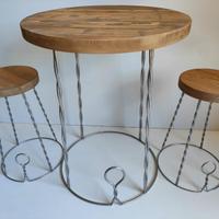 Tavolo e sgabelli da bar in legno vecchio.