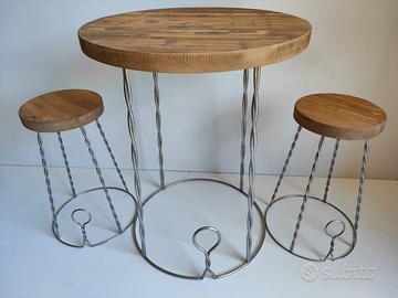 Tavolo e sgabelli da bar in legno vecchio.