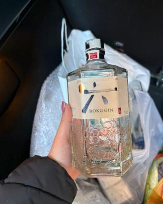 Bottiglia vuota di Roku gin