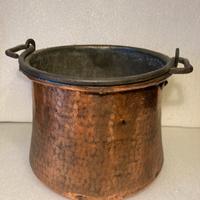 Antica pentola alta in rame