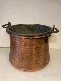 Antica pentola alta in rame