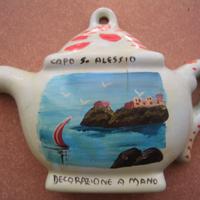 Miniatura in ceramica siciliana a forma di teiera