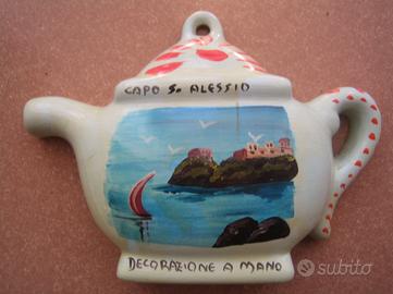 Miniatura in ceramica siciliana a forma di teiera