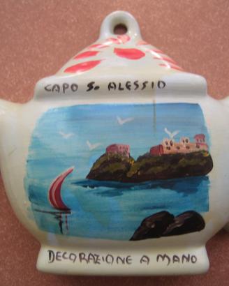 Miniatura in ceramica siciliana a forma di teiera