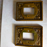 Placchette per prese elettriche di ottone