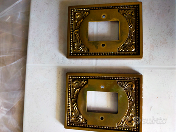 Placchette per prese elettriche di ottone