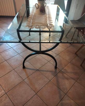 Tavolo da pranzo  in vetro temperato .