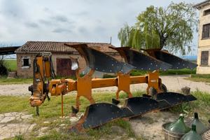 Aratro Moro trivomere