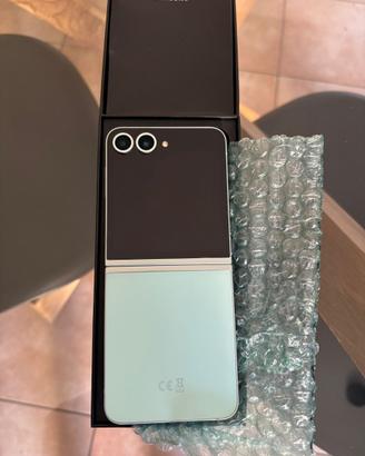 📱 Samsung Galaxy Z Flip 6 – PARI AL NUOVO –