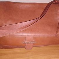 borsa in pelle Piquadro nel color cammello