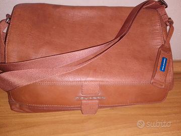 borsa in pelle Piquadro nel color cammello