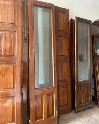Infissi antichi in legno massello e bugnati