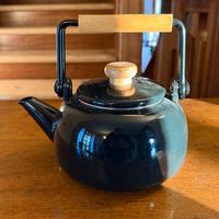 Teiera moderna nera con manico in legno