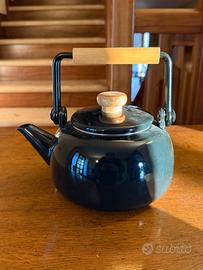 Teiera moderna nera con manico in legno