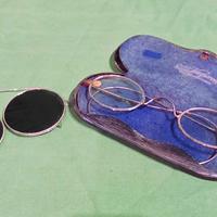 Antichi occhiali da vista e clip-on con lenti scur