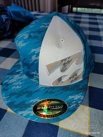cappellino stile fitted con visiera piatta