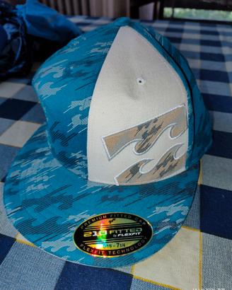 cappellino stile fitted con visiera piatta