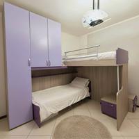 Cameretta a Ponte Angolare con 2 Letti e Armadio