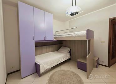 Cameretta a Ponte Angolare con 2 Letti e Armadio
