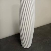 vaso  bianco alto 46 cm  circa 