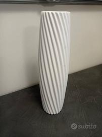 vaso  bianco alto 46 cm  circa 