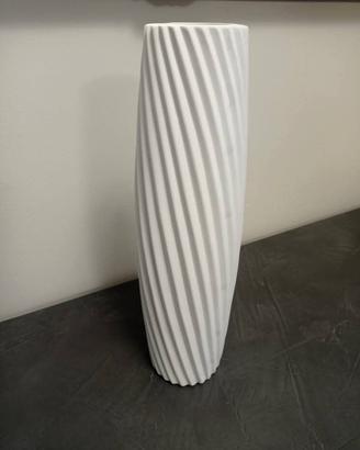 vaso  bianco alto 46 cm  circa 