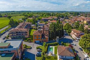 Palazzo / Stabile di 1800 m² con più di 5 locali a