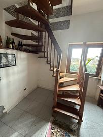 Scala a chiocciola in legno