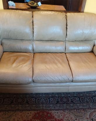 divano e poltrona in pelle 