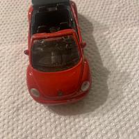 Modellino di una Volkswagen New Beetle Cabriolet