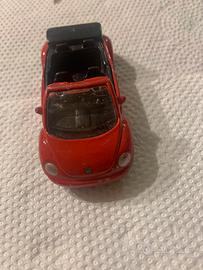 Modellino di una Volkswagen New Beetle Cabriolet