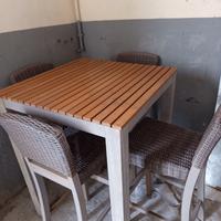 tavolo alto con sedie