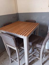 tavolo alto con sedie
