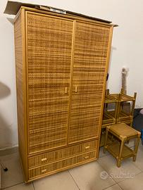 2 armadi a 2 ante e 5 mobiletti a vista in rattan