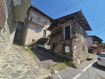 Valtellina Casetta songola in sasso a quota 700