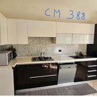 Cucina con elettrodomestici