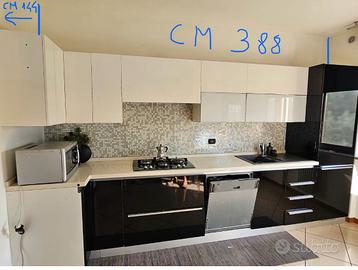 Cucina con elettrodomestici