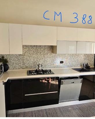 Cucina con elettrodomestici