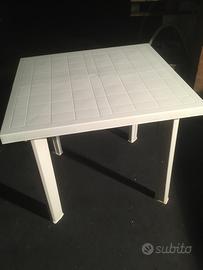 Tavolino e tre sedie plastica